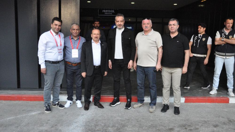 Antalya'da Gaziantep FK Başkanı Memik Yılmaz'a anlamlı hediye